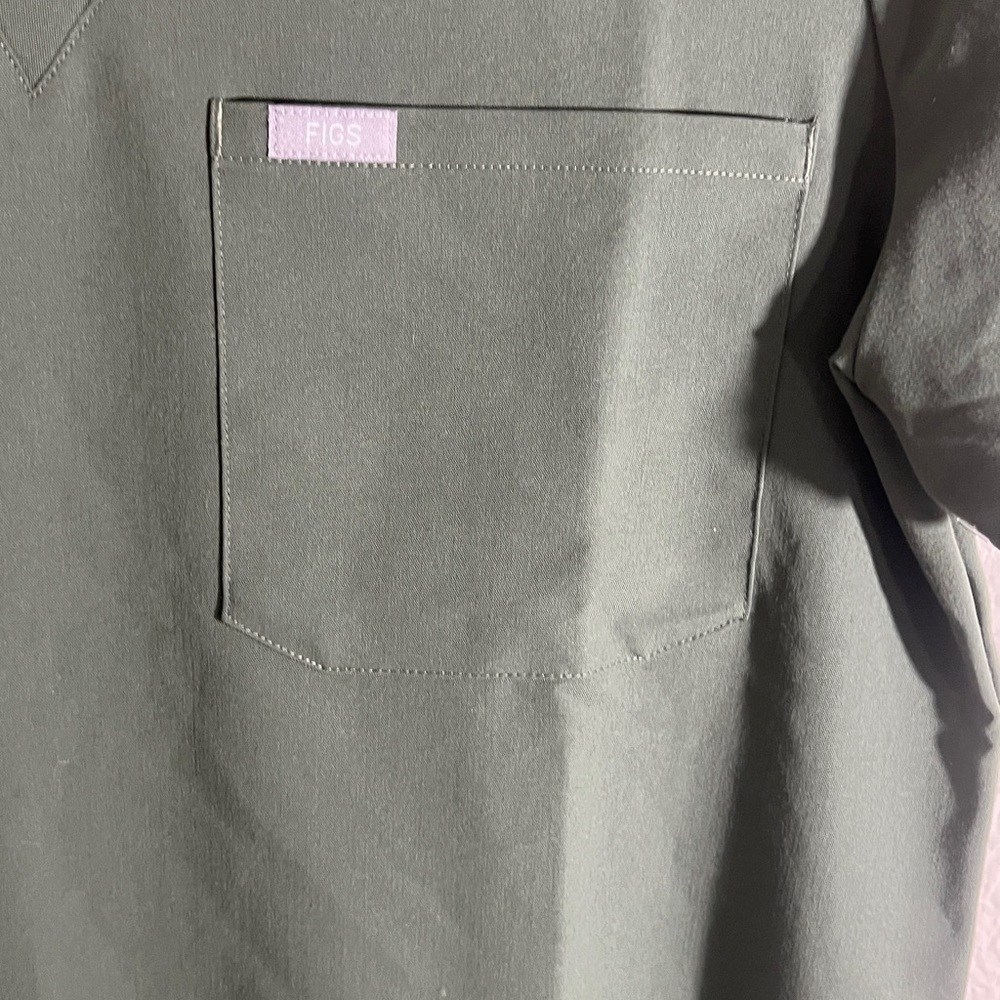 Figs Women's Catarina One-Pocket Olive Green V-Neck Scrub Top size L medical - Picture 5 of 7